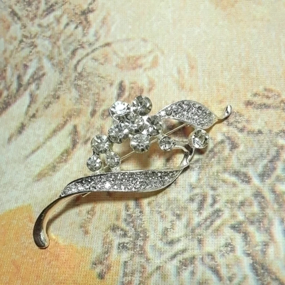 ☄Wispy Stem Flower Bar Brooch Pin